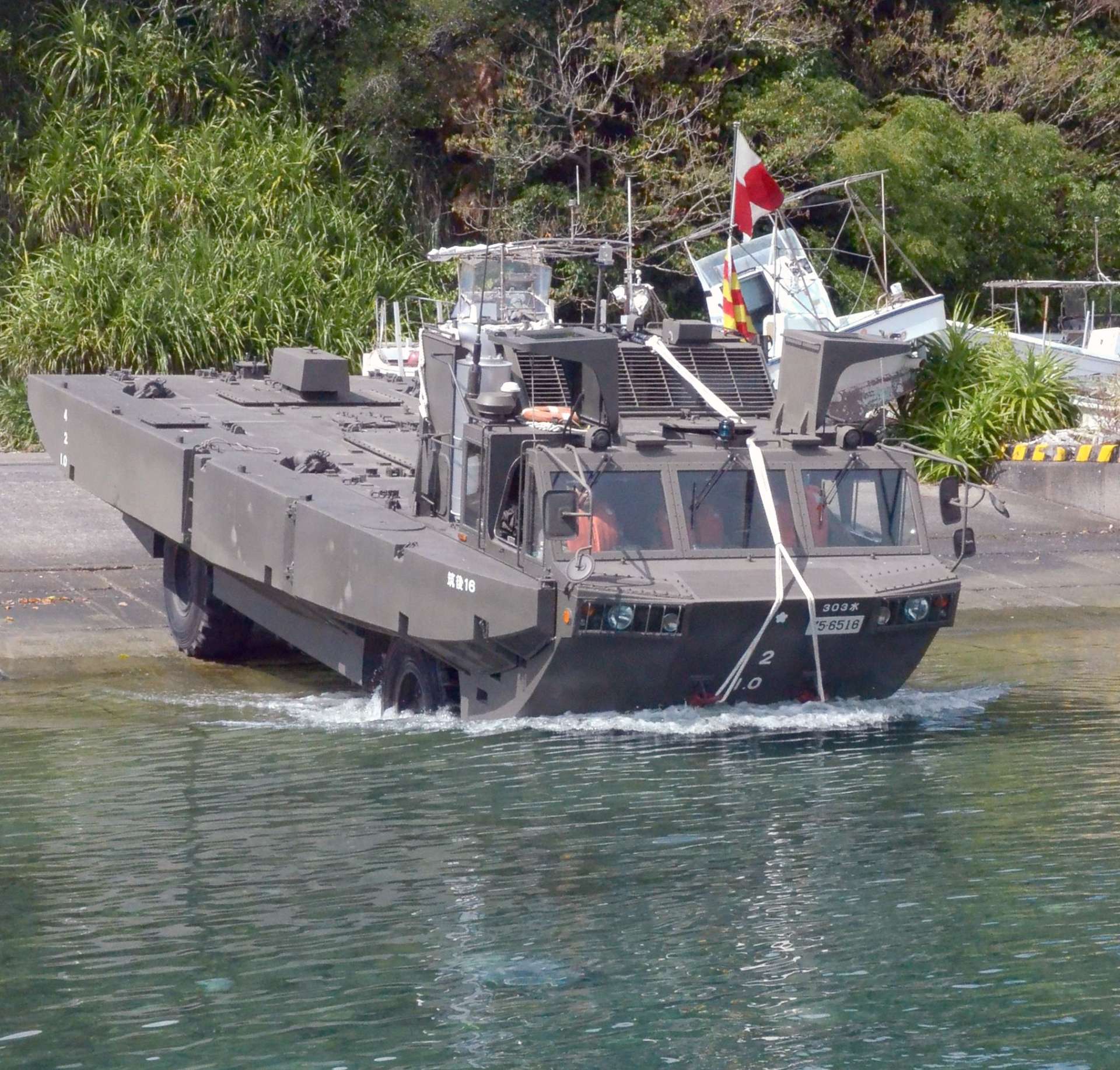 海上に入る陸上自衛隊の水陸両用車＝１６日、瀬戸内町古仁屋
