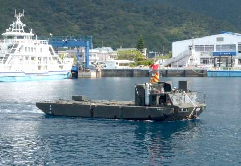 大島海峡を航行する陸上自衛隊の水陸両用車＝１６日、瀬戸内町古仁屋