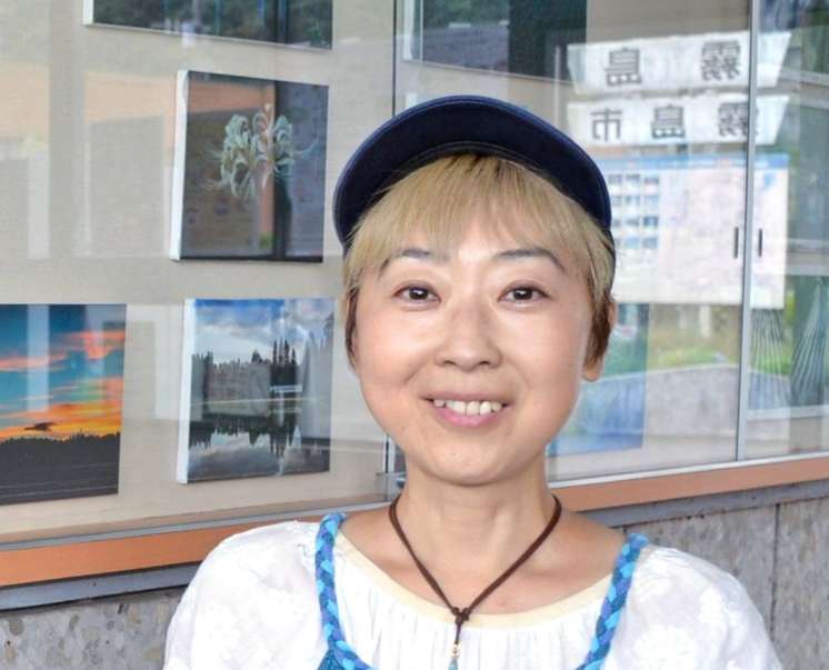〈関連〉「癒やされたり、元気になったりしてもらえるとうれしい」と笑顔で話すやまぐちめぐみさん＝霧島市牧園のＪＲ霧島温泉駅