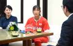 ソフトボールＵ１５日本代表の優勝に貢献した城西中学校２年の中村咲耶さん（中央）＝鹿児島市役所