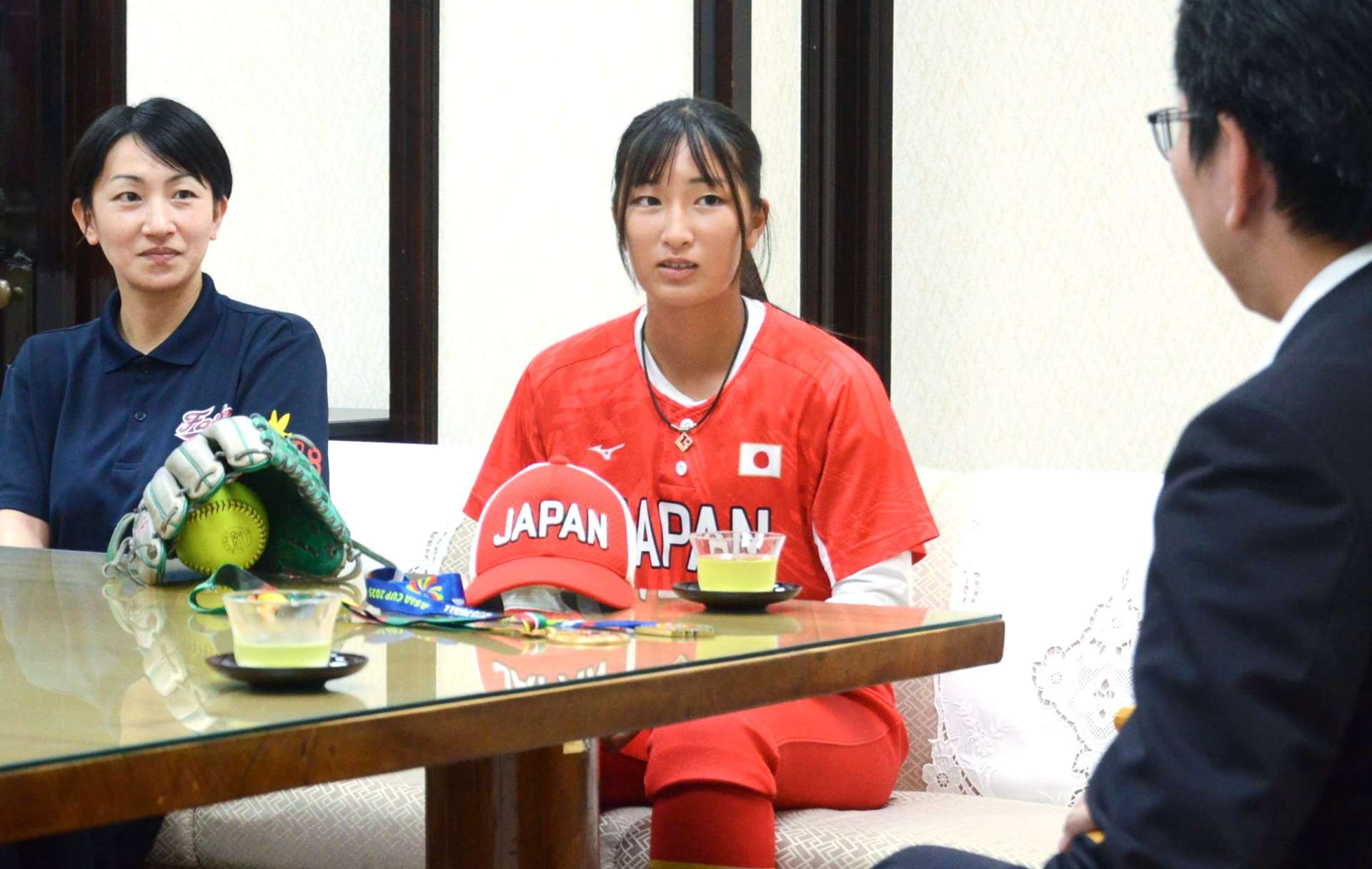 ソフトボールＵ１５日本代表の優勝に貢献した城西中学校２年の中村咲耶さん（中央）＝鹿児島市役所