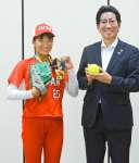 ソフトボールＵ１５日本代表の優勝に貢献した城西中２年の中村咲耶さん＝鹿児島市役所