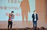 笑いを通じたコミュニケーションについて話すオシエルズの矢島ノブ雄さん（左）と野村真之介さん＝鹿児島市の谷山北中学校