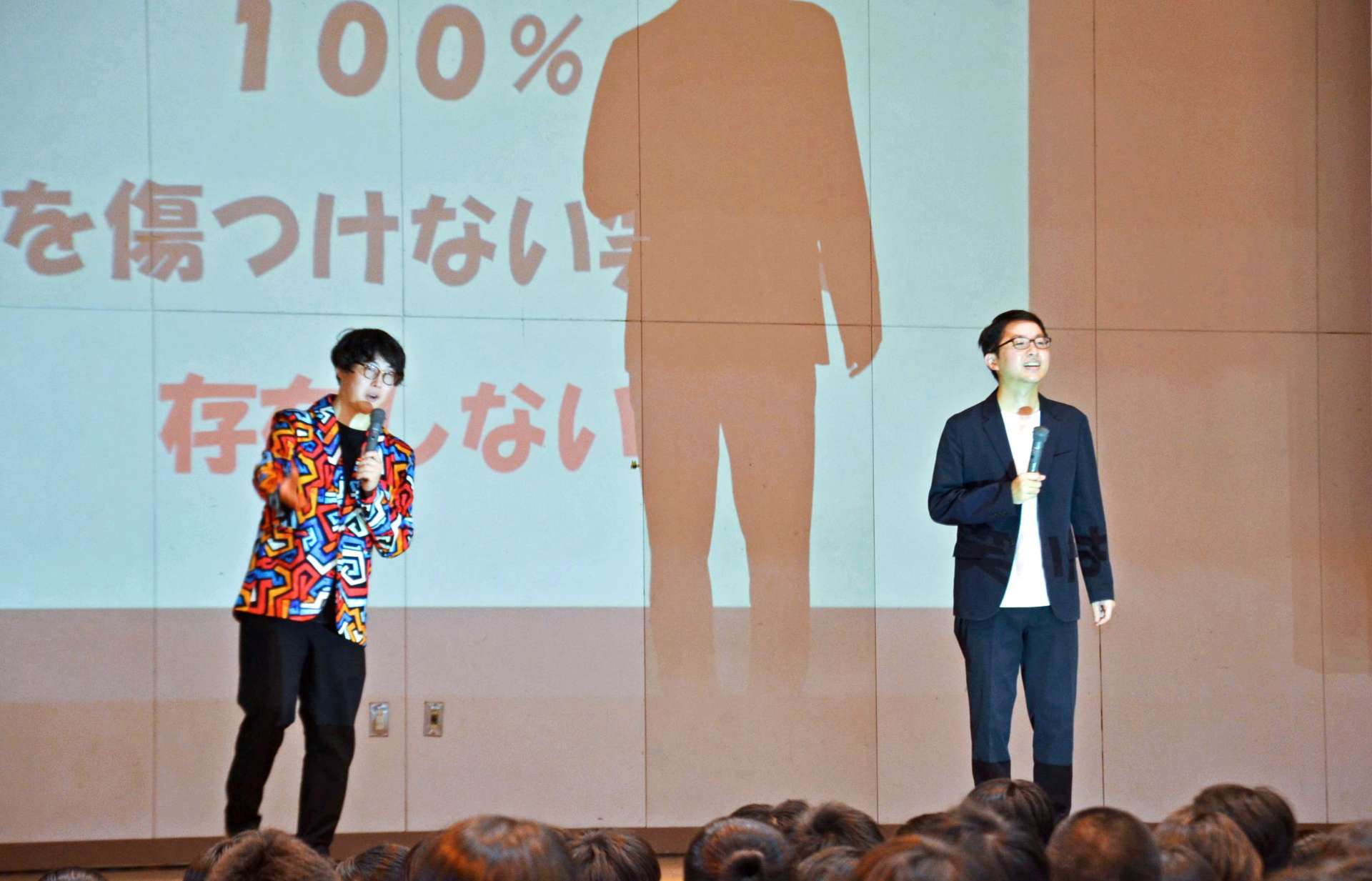 笑いを通じたコミュニケーションについて話すオシエルズの矢島ノブ雄さん（左）と野村真之介さん＝鹿児島市の谷山北中学校