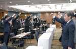 東九州自動車道の全線開通へ気勢を上げる関係者＝１７日、東京・全国町村会館