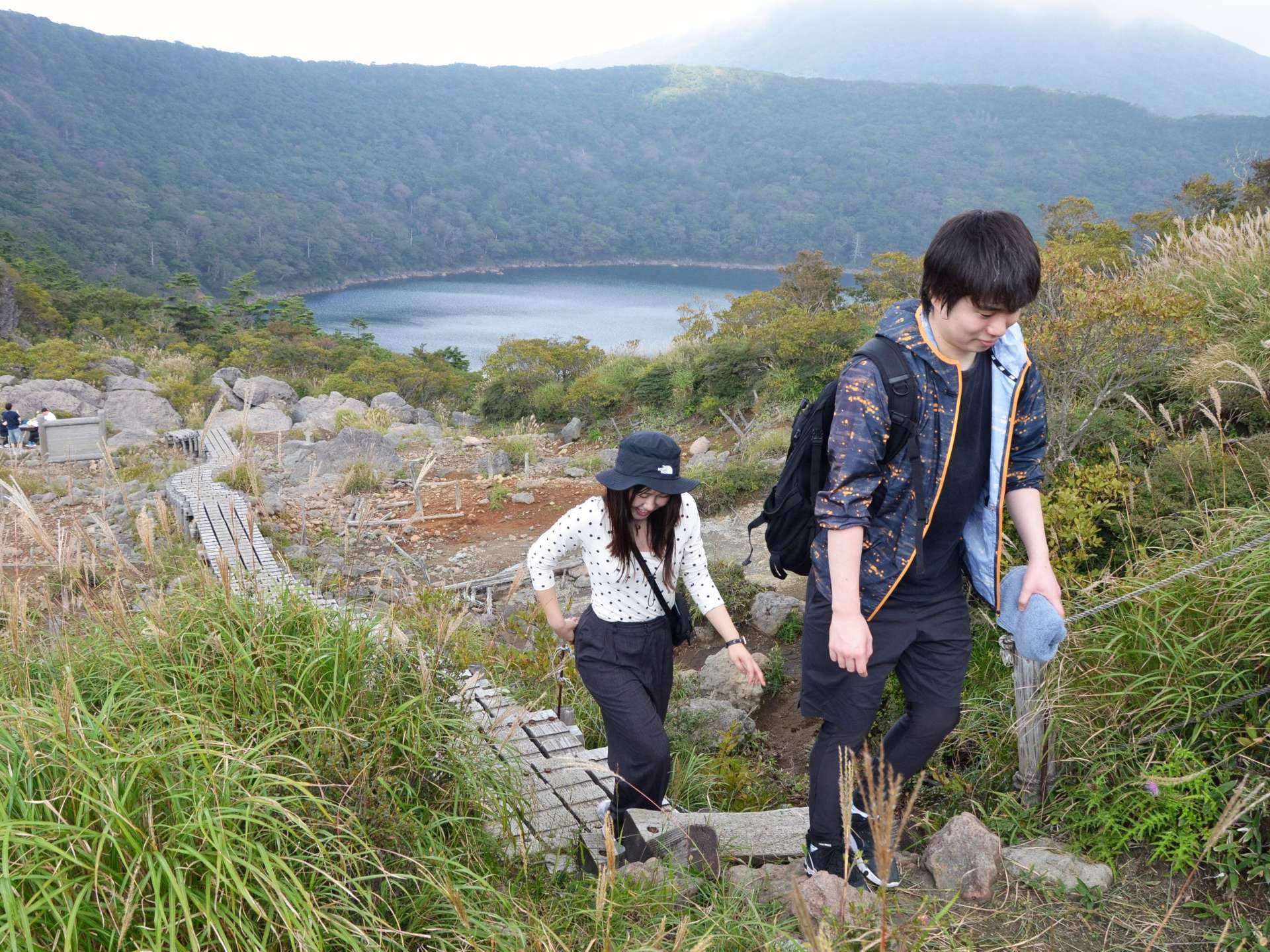 大浪池登山道の東回りコースを進む登山客＝１７日、霧島市牧園の大浪池