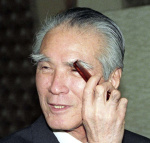 １９９５年１２月、八の字に垂れ下がったトレードマークの長い眉を整える村山富市首相＝首相官邸（共同）