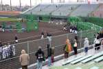 〈関連＝今春のロッテ２軍キャンプの様子〉都城運動公園野球場でロッテ２軍キャンプを見学する市民ら＝都城市妻ケ丘町