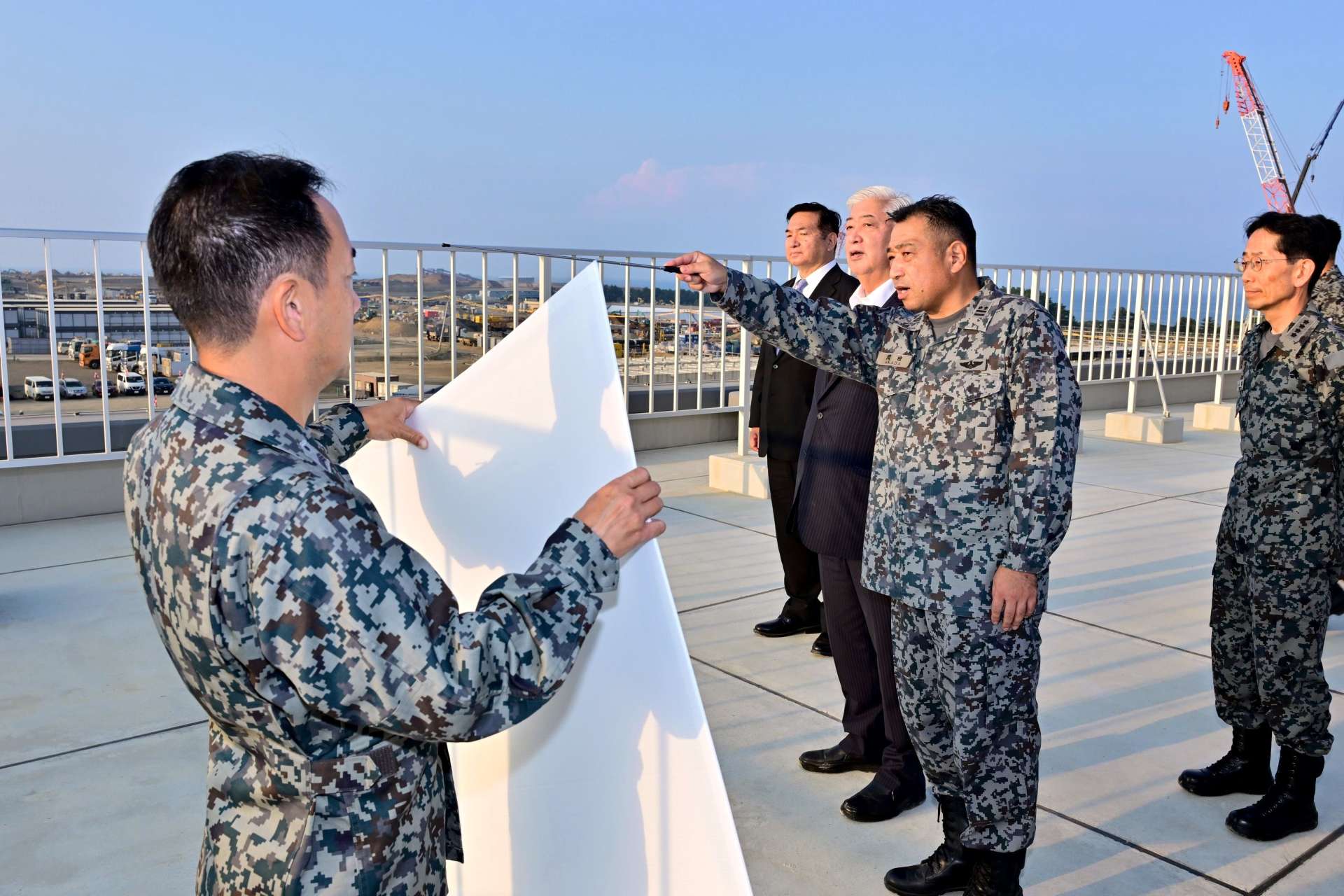馬毛島を視察する中谷元・防衛相（左から３人目）＝１５日（防衛省提供）