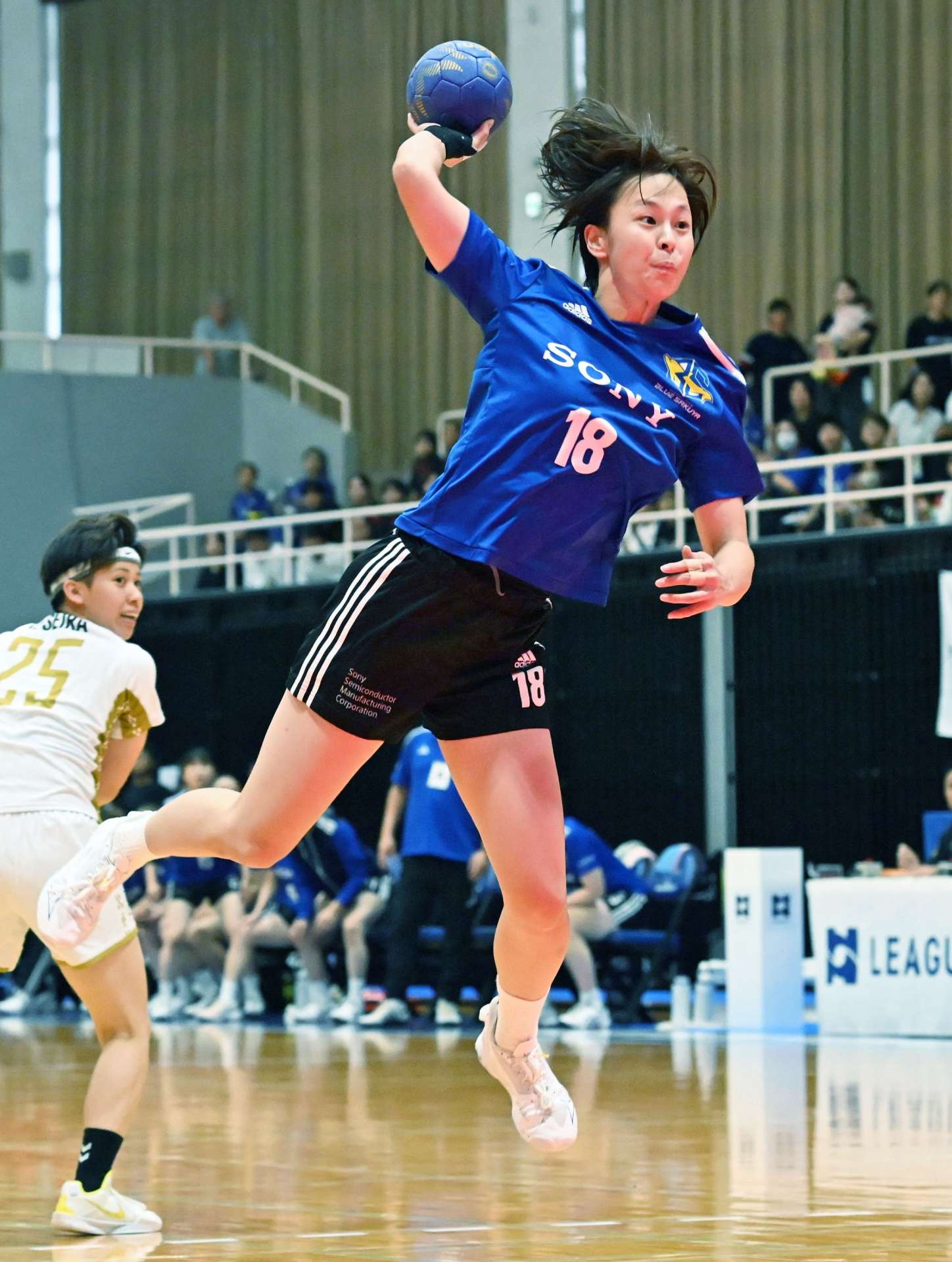 前半、ブルーサクヤの川島がシュートを決める＝桷志田体育館