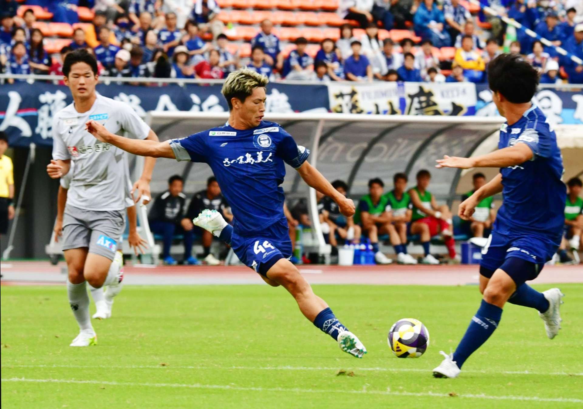 シュートを放つ鹿児島Ｕ・青木＝鹿児島市の白波スタジアム