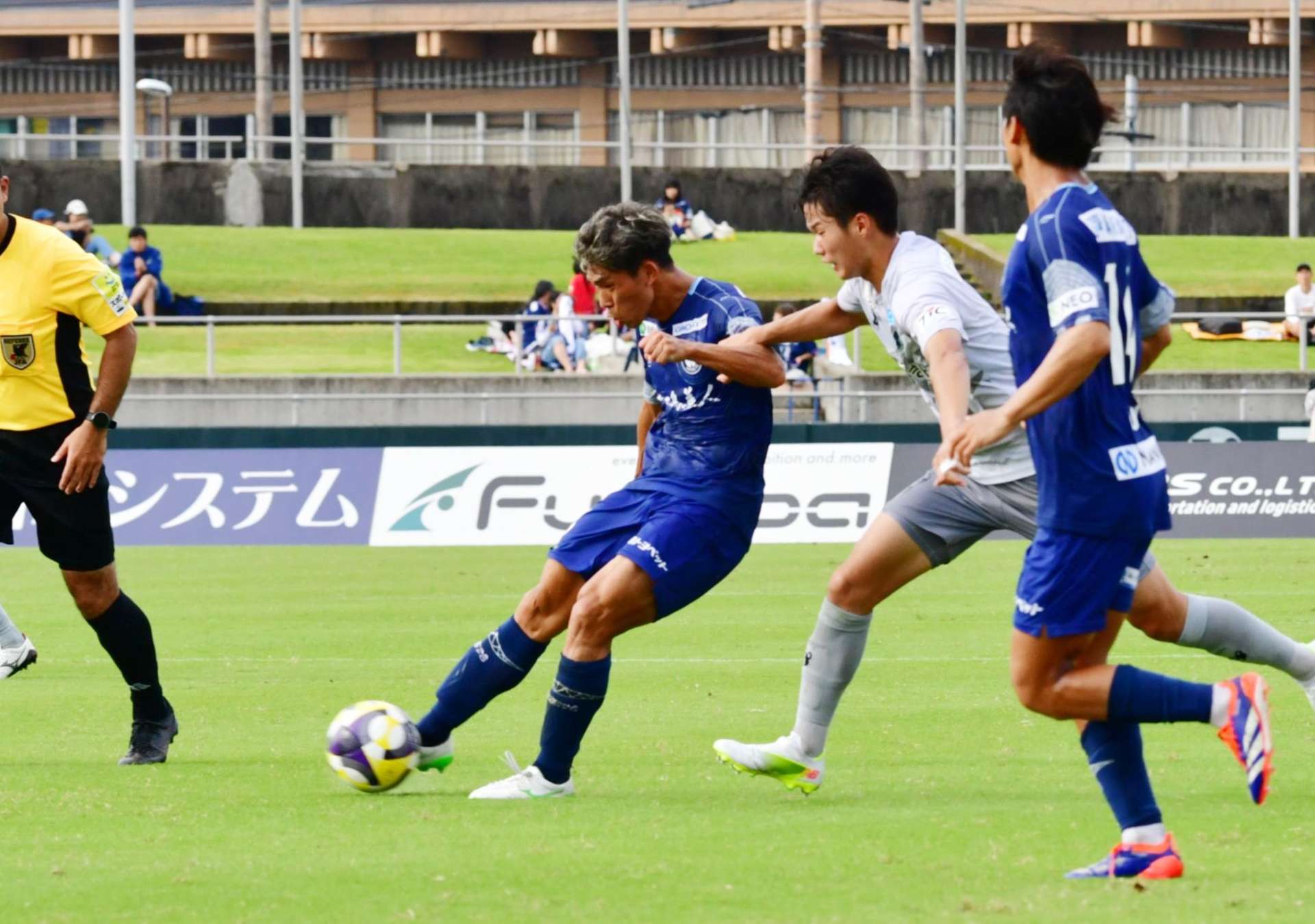 前半、シュートを放つ鹿児島Ｕ・渡邉＝鹿児島市の白波スタジアム