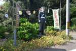 花壇に立つ警察官人形＝南さつま市笠沙町赤生木