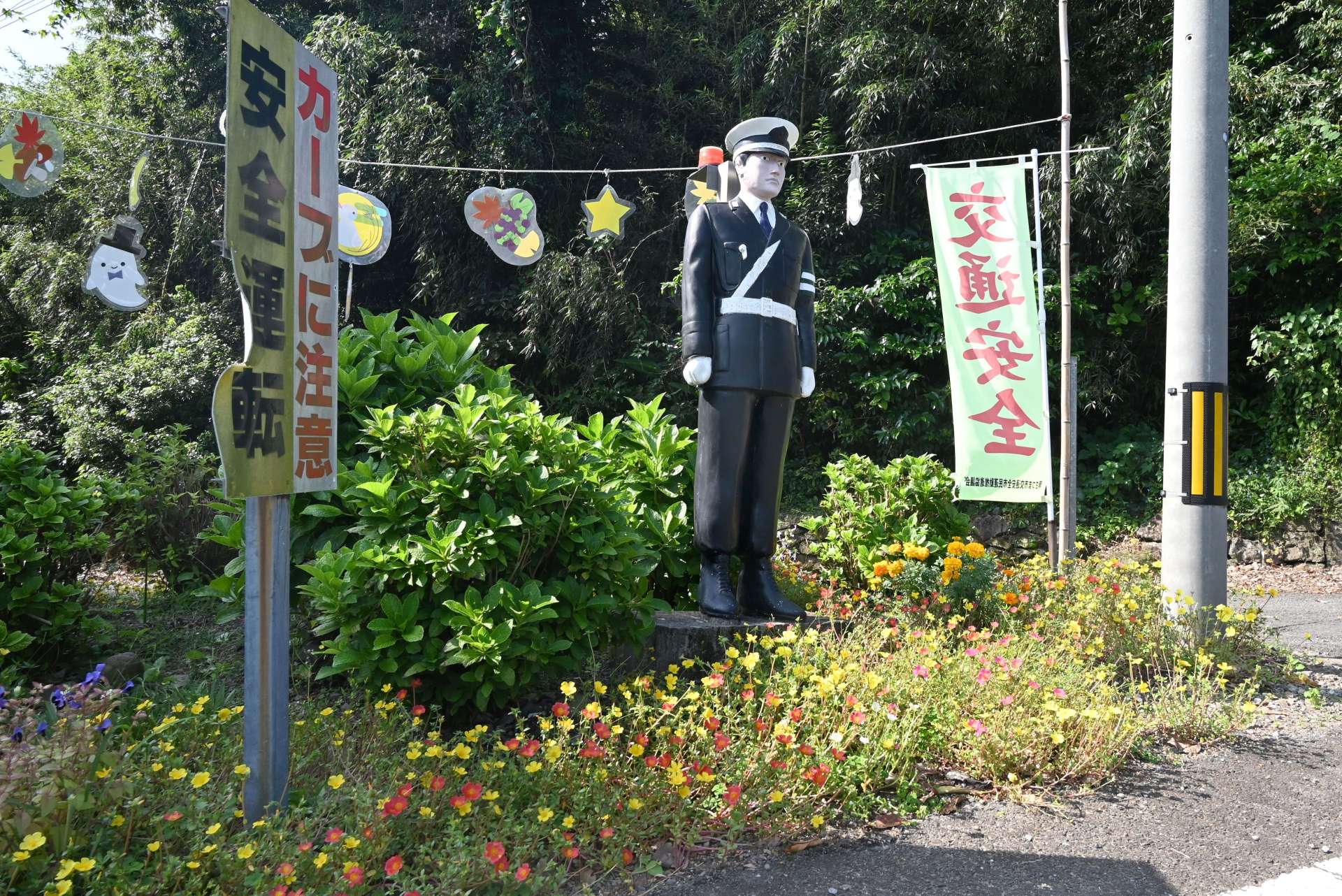 花壇に立つ警察官人形＝南さつま市笠沙町赤生木