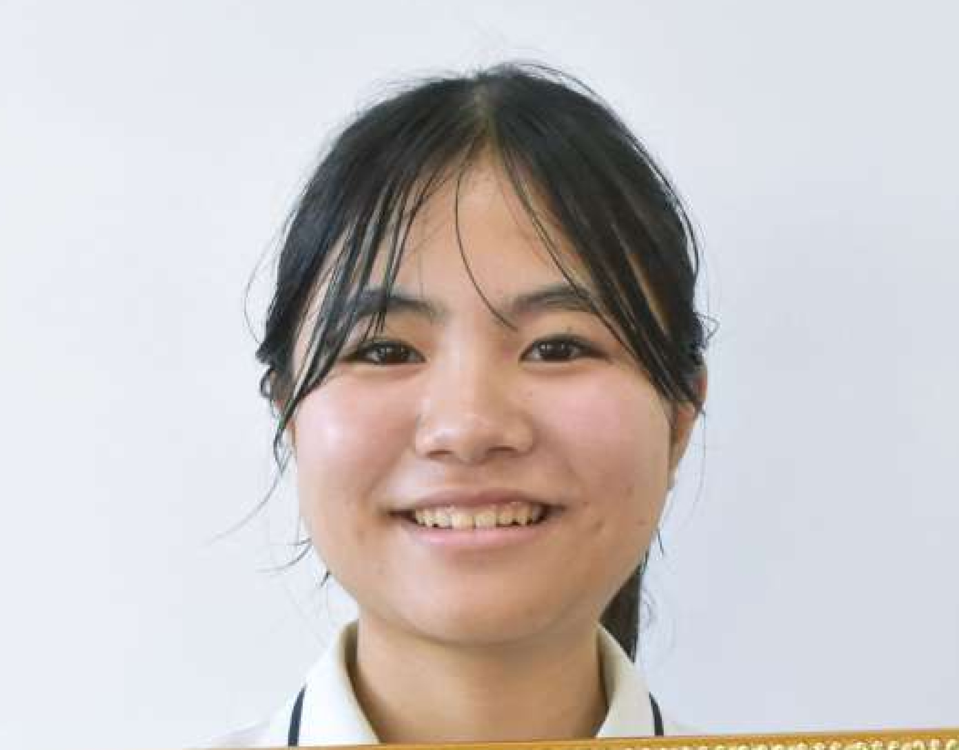 全国商業高校英語スピーチコンテストで佳良賞に輝いた国分中央高校３年の池山すみれさん＝霧島市の同校