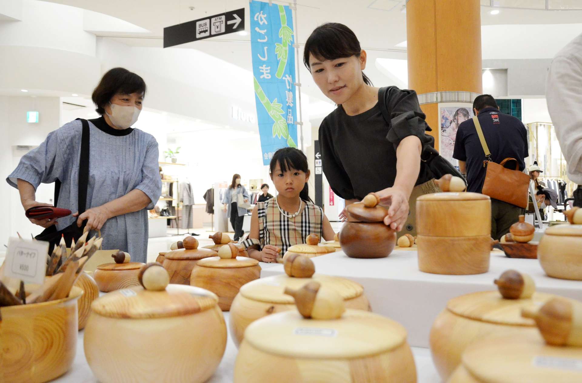 県産材を使った木製品などが並ぶ「かごしま木材まつり」＝１８日、鹿児島市のイオンモール鹿児島