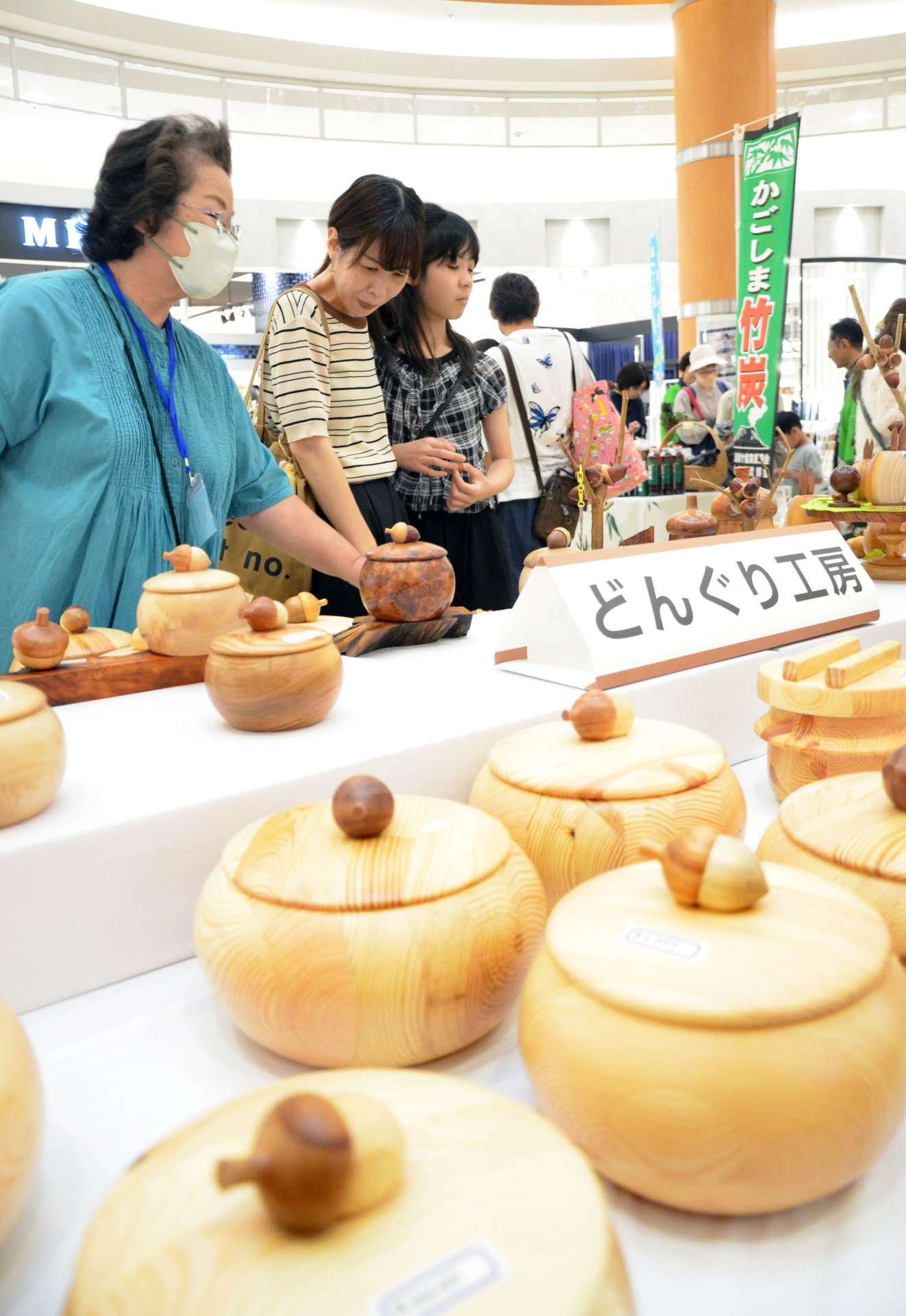県産材を使った木製品などが並ぶ「かごしま木材まつり」＝１８日、鹿児島市のイオンモール鹿児島