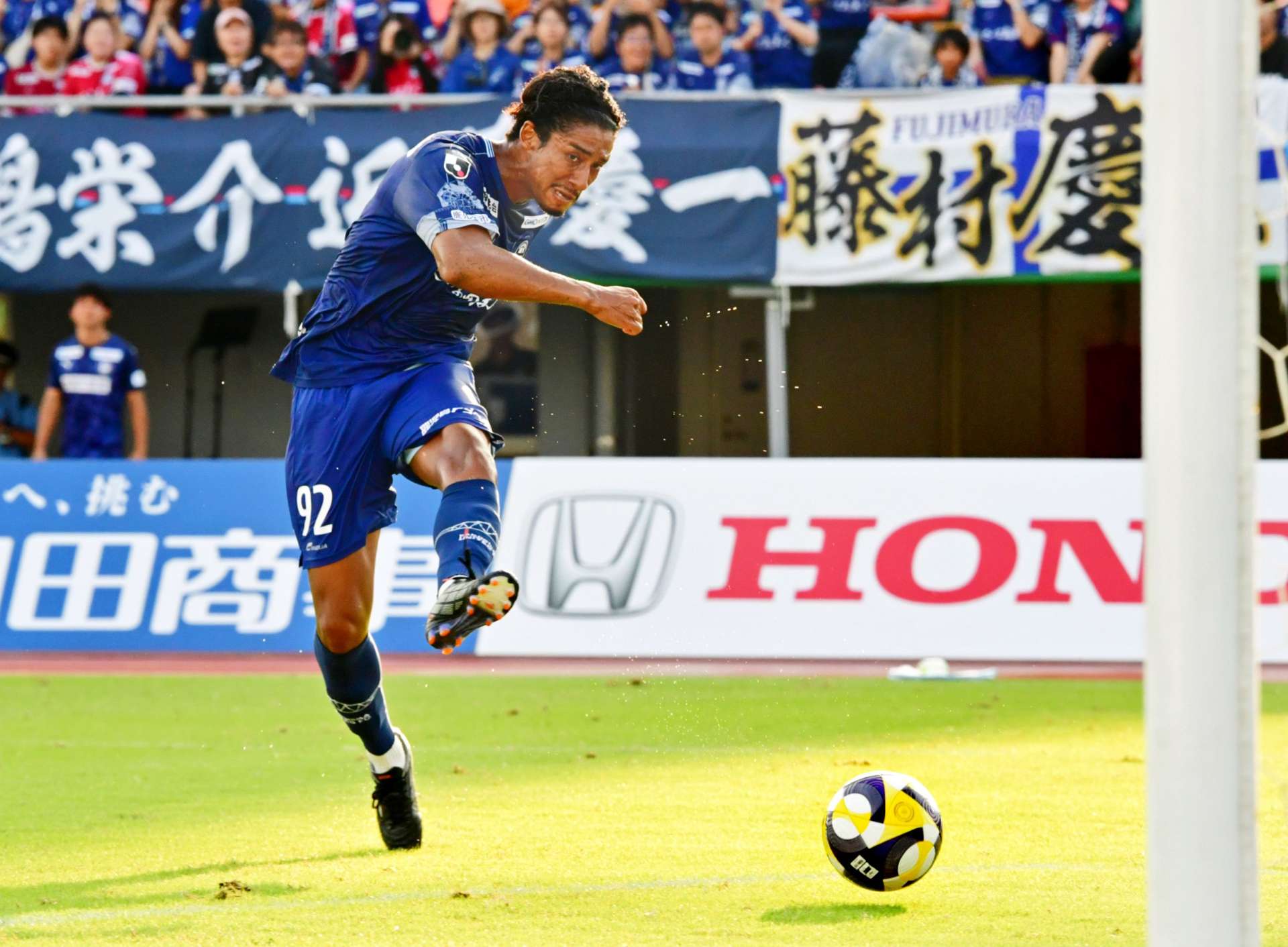 後半３８分、鹿児島Ｕのンドカがシュートを決める＝白波スタジアム