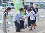 街頭で募金活動を行う奨学生ら＝１８日、鹿児島市中央町