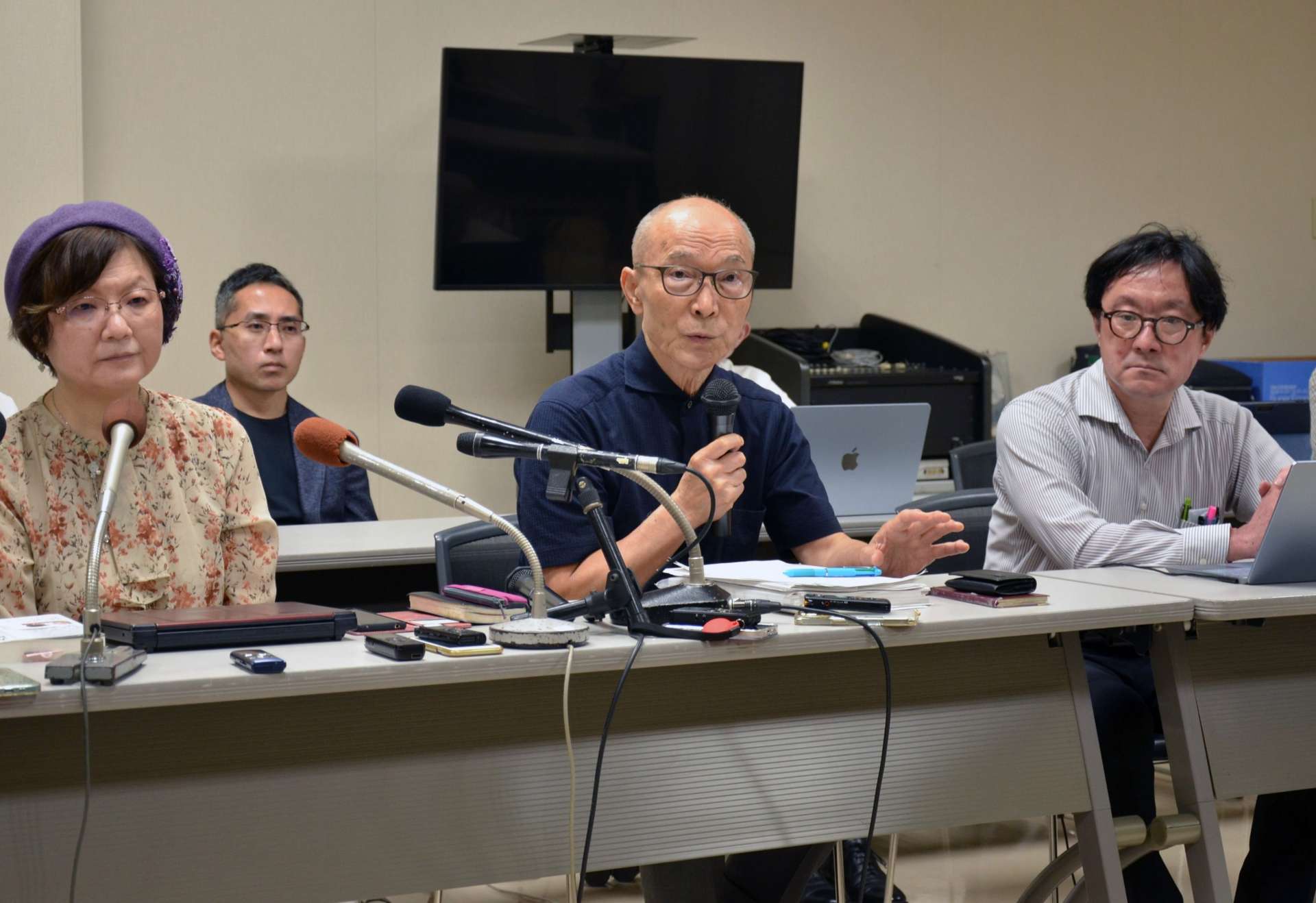 第５次再審請求へ抱負を述べる八尋光秀弁護団長＝１８日、鹿児島市の県弁護士会館
