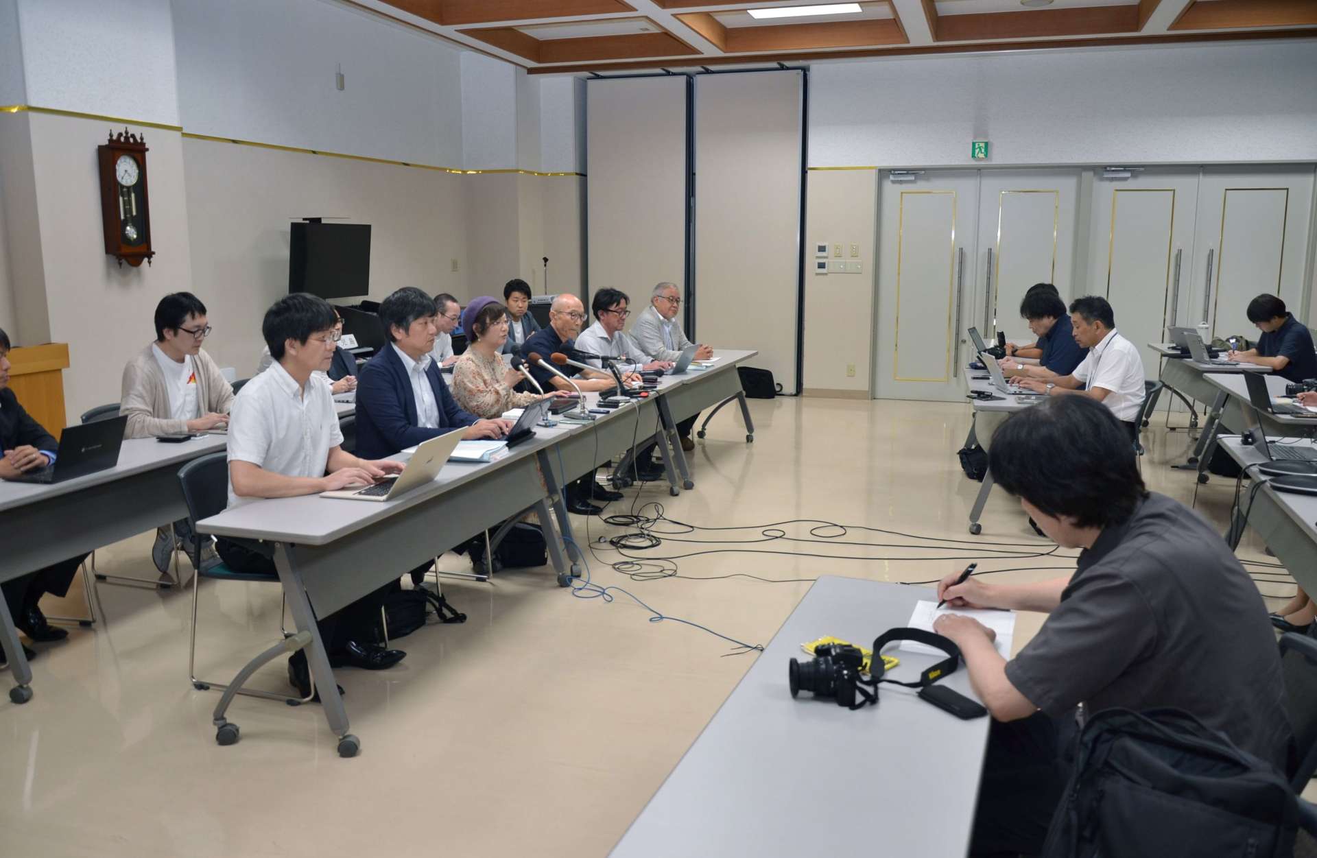 〈別カット〉第５次請求に向けて報道陣に方針を説明する弁護団＝１８日、鹿児島市の県弁護士会館