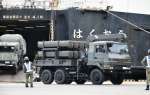 民間船から下船する航空自衛隊の車両＝１８日午前９時ごろ、鹿児島市の鹿児島港本港区北ふ頭