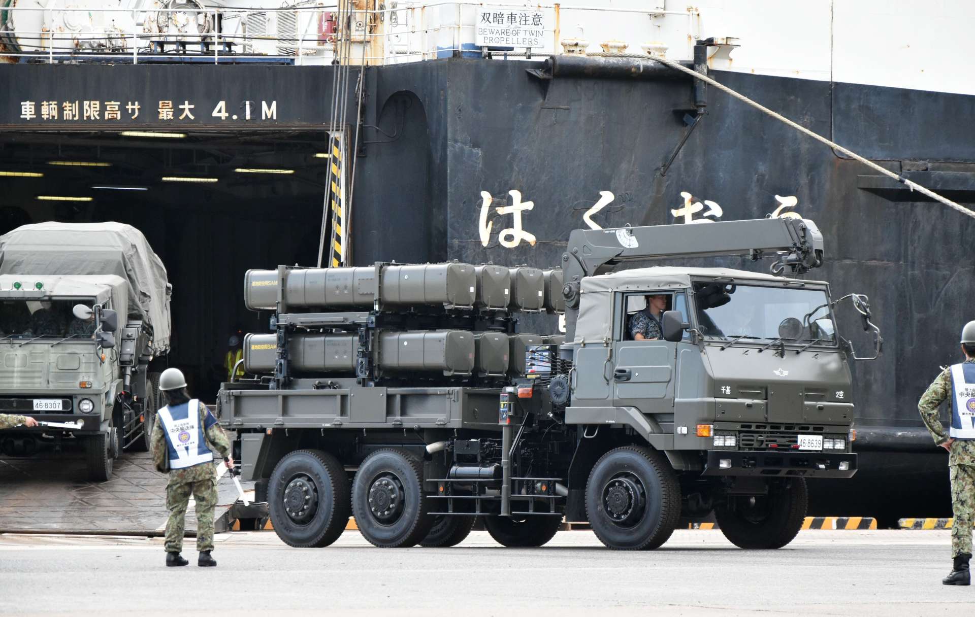 民間船から下船する航空自衛隊の車両＝１８日午前９時ごろ、鹿児島市の鹿児島港本港区北ふ頭