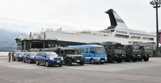 民間船から下船した航空自衛隊の車両＝１８日午前９時ごろ、鹿児島市の鹿児島港本港区北ふ頭