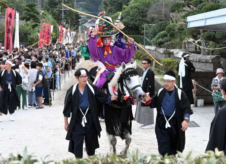 ３度の出走を終えた神馬「白流」号と射手・近藤颯海真さん＝１９日、肝付町の四十九所神社前