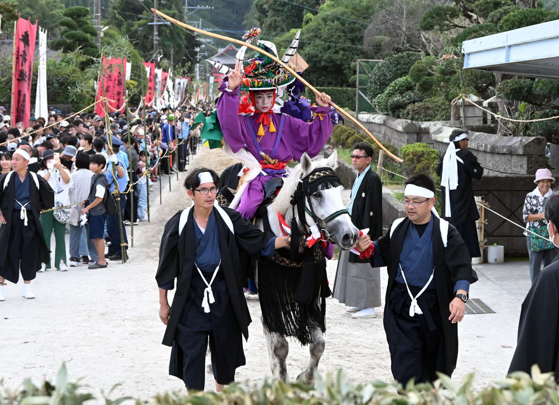 ３度の出走を終えた神馬「白流」号と射手・近藤颯海真さん＝１９日、肝付町の四十九所神社前