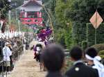馬上で的に矢を射る射手・近藤颯海真さん＝１９日、肝付町の四十九所神社前（桑元伸二撮影）