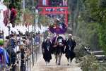 ５８９９出走前、馬場をたどる神馬と射手＝１９日、肝付町の四十九所神社