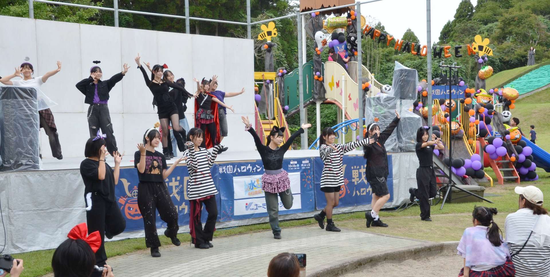 戦国ハロウィンを楽しむ参加者＝１８日、日置市伊集院の城山公園