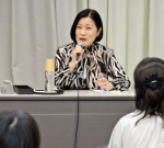やなせたかしさんの人生について話す梯久美子さん＝１８日、鹿児島市城山町のかごしま近代文学館