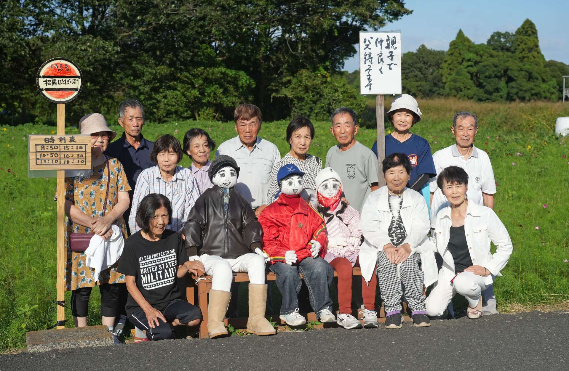松橋はとぽっぽの会メンバーと手作りしたかかし＝鹿屋市大浦町
