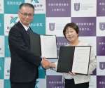 連携協定を結んだ鹿児島大学大学院理工学研究科の小山佳一科長（左）と鹿児島高専の上田悦子校長＝霧島市隼人町真孝の同高専