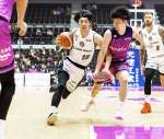 ゴール下に攻め込むレブナイズの藤田＝宝来屋ボンズアリーナ