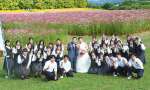 小林秀峰高生と新郎新婦の杉木啓能さんと小堀夏美さん＝小林市南西方の生駒高原