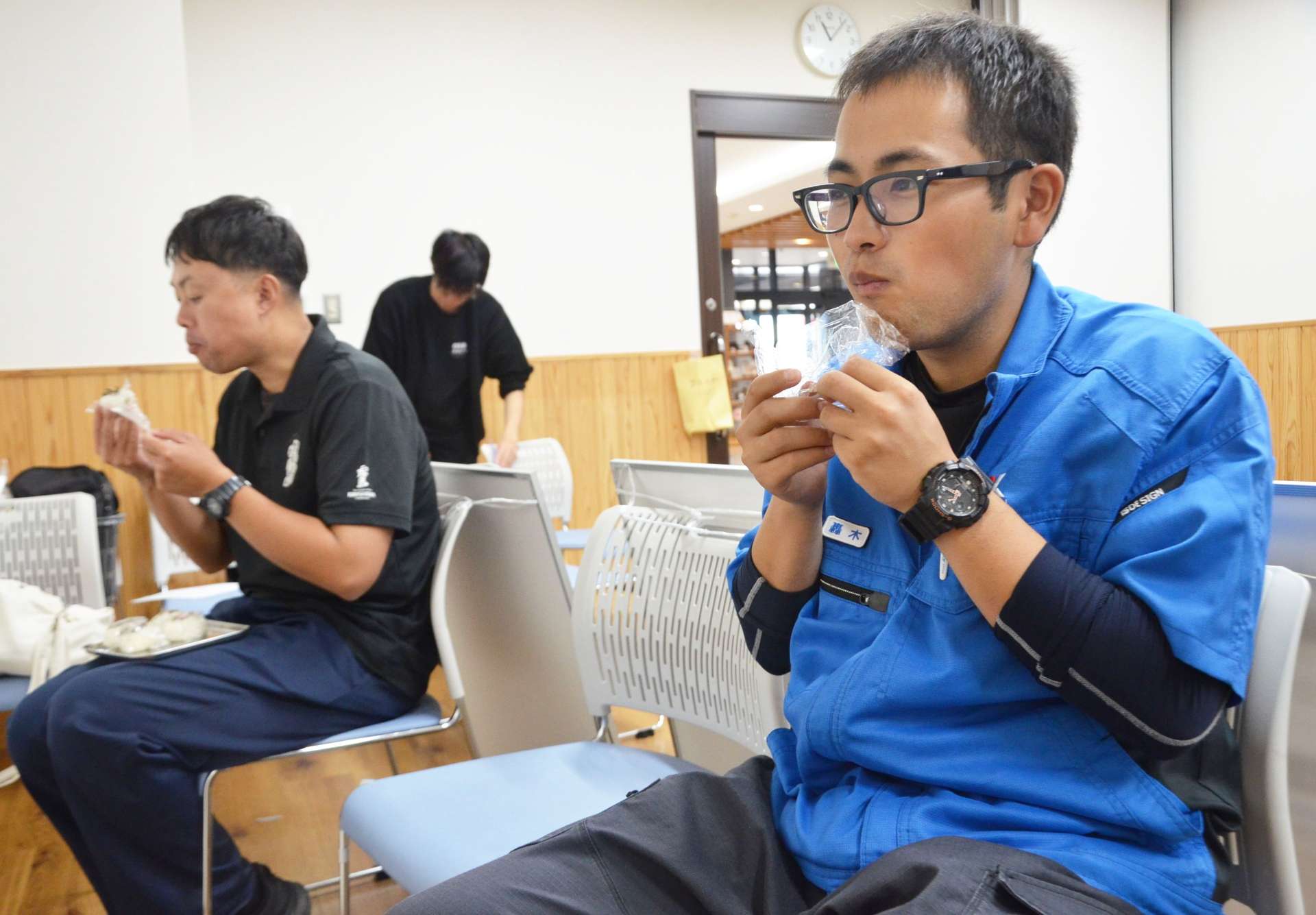 コウライオヤニラミとタラのふりかけを使ったおにぎりを食べ比べる来場者＝都城市中町