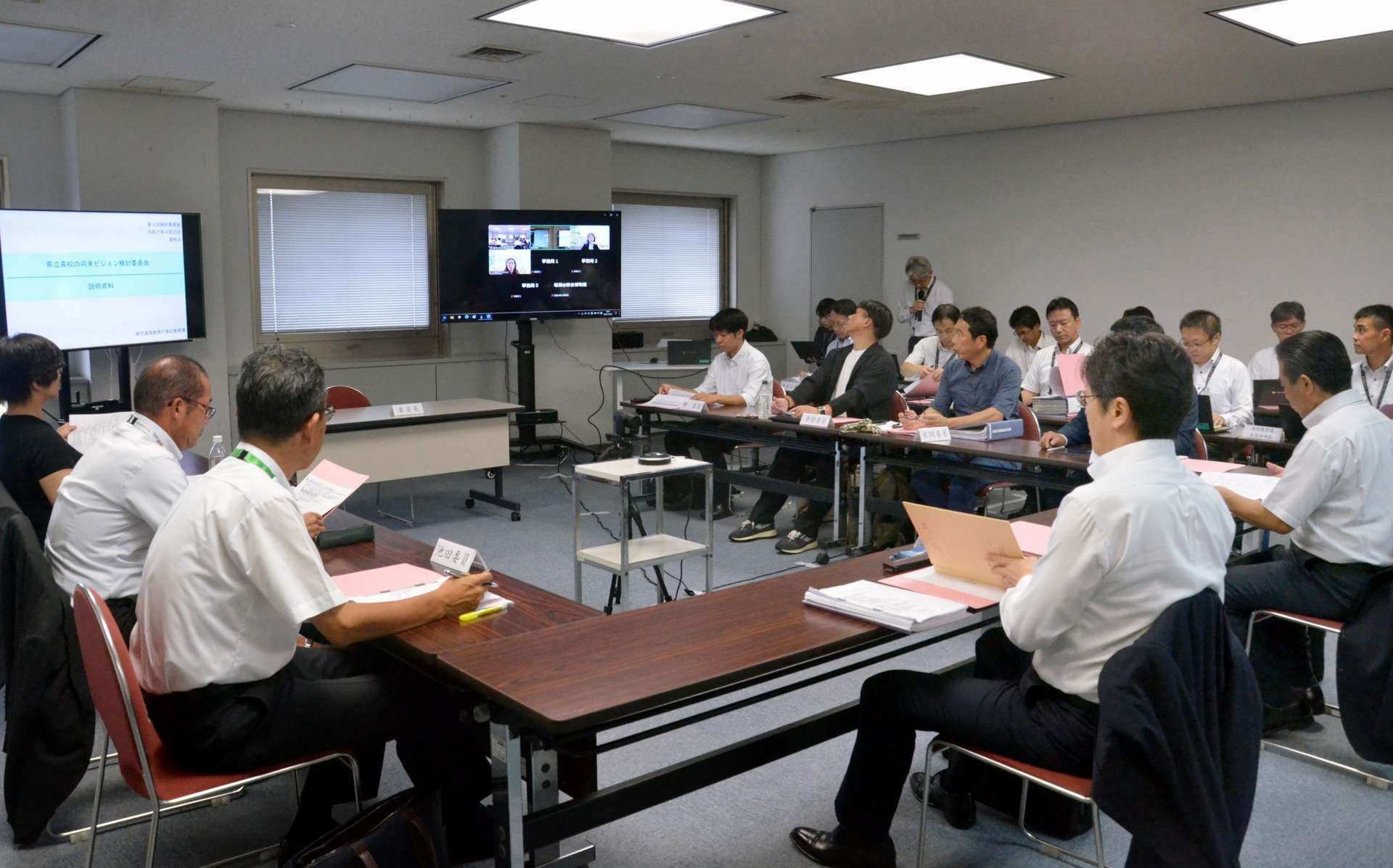 県立高校将来ビジョン検討委員会で意見を交わす委員ら＝２０日、鹿児島県庁