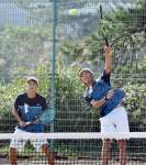 男子団体決勝、息の合ったプレーを見せる鳳凰の浦川（右）・本薗組＝知覧テニスの森公園