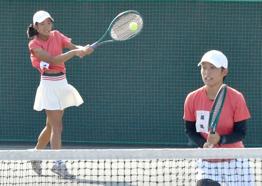 女子団体決勝、力強いショットを放つ鳳凰の朝日（奧）、菊野組＝県立鴨池