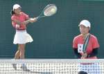 女子団体決勝、力強いショットを放つ鳳凰の朝日（奧）、菊野組＝県立鴨池