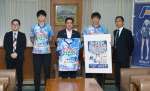 塩田康一知事を表敬するフラーゴラッド鹿児島の選手ら＝県庁