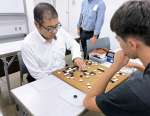 名人決定戦に臨む外村剛一さん（左）＝鹿児島市勤労者交流センター