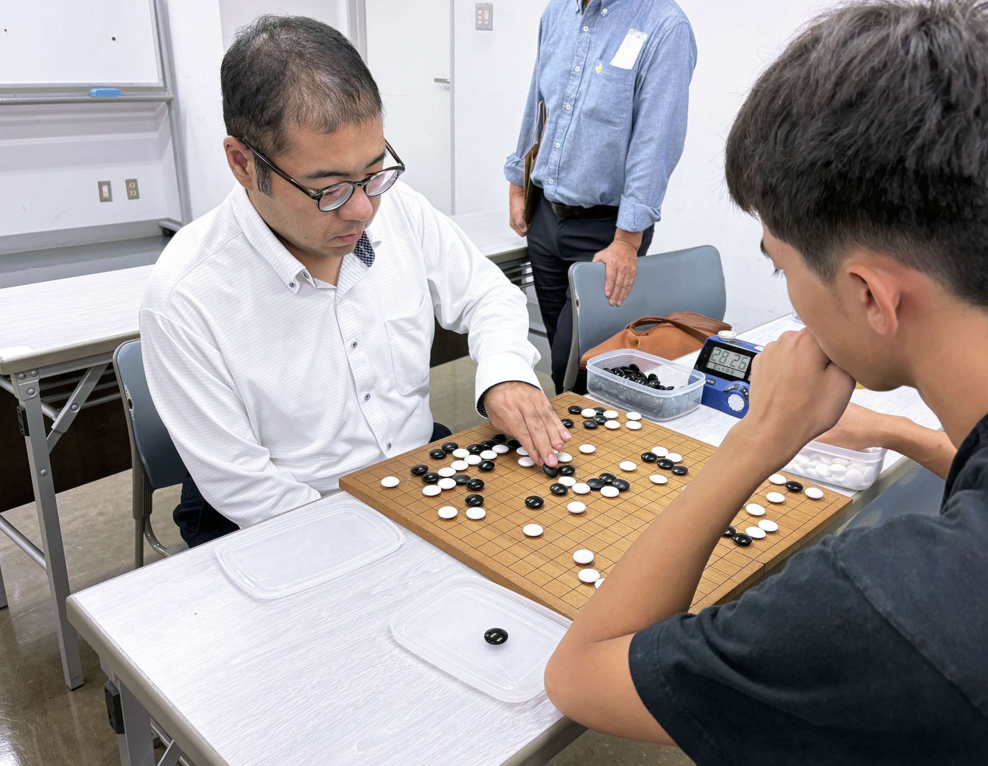 名人決定戦に臨む外村剛一さん（左）＝鹿児島市勤労者交流センター