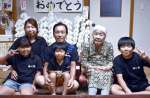 大正、昭和、平成、令和生まれがそろう樋脇光明さん一家＝鹿屋市横山町