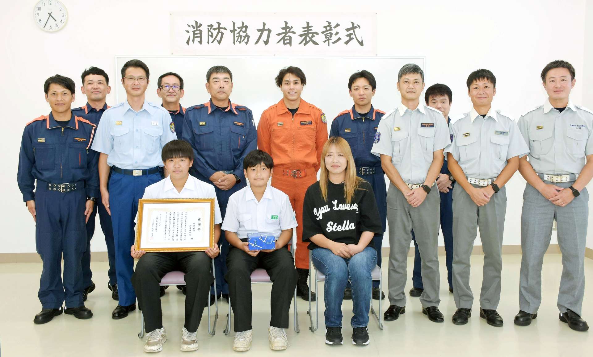〈関連〉感謝状を受け取り、表彰式で笑顔を見せる新保正悟さん（前列左）、蒼真さん（同中央）、恵さん（同右）＝志布志市の志布志消防署