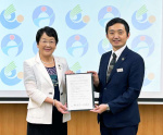 栃木県栃木市と交流協定を結んだ奄美市の安田壮平市長（右）＝栃木市役所（奄美市提供）