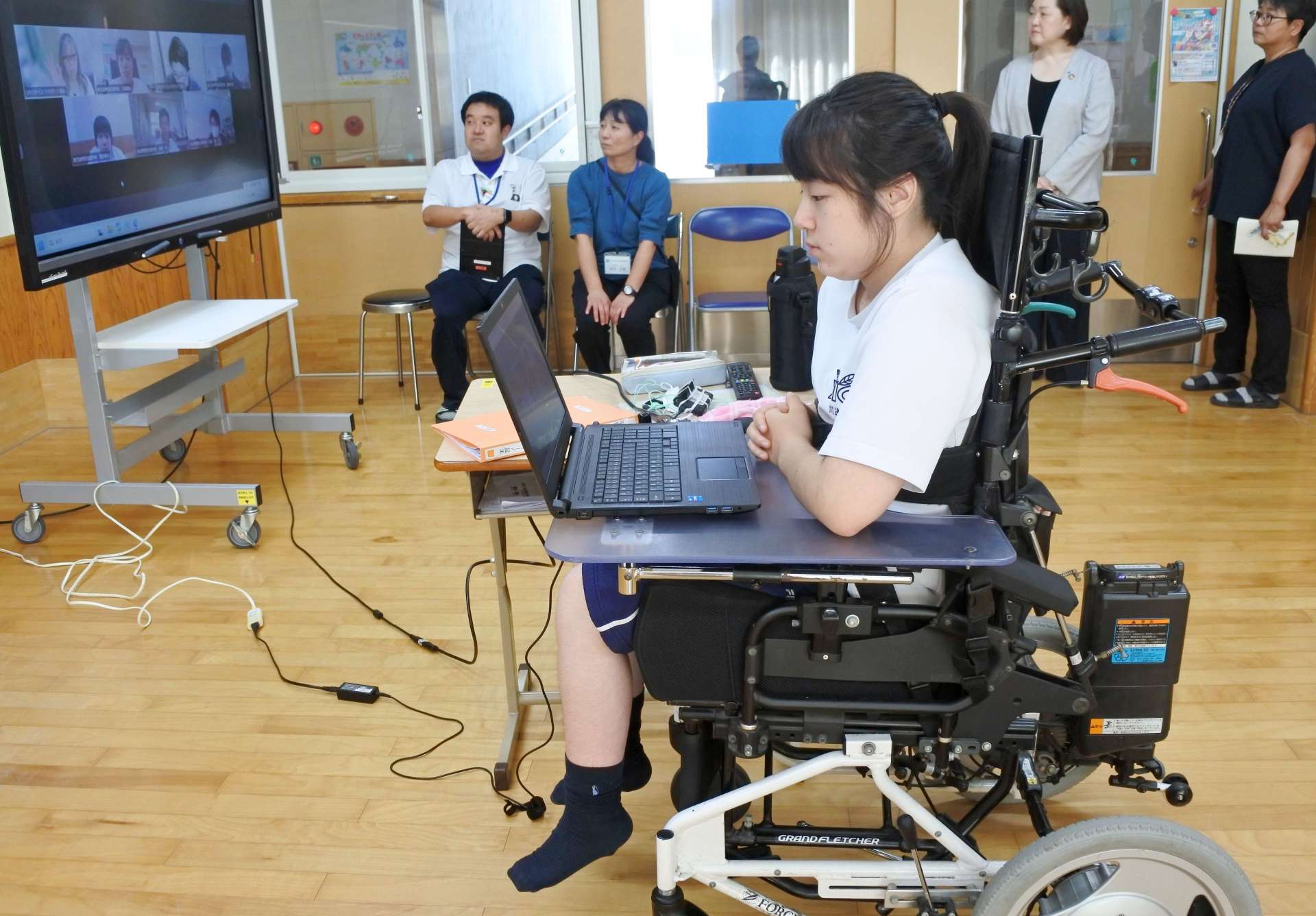 疑似テレワークを体験する生徒（手前）＝鹿児島市の鹿児島特別支援学校